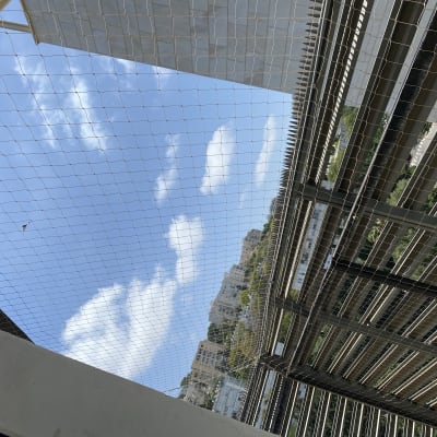 רשת למניעת כניסת יונים על מרפסת