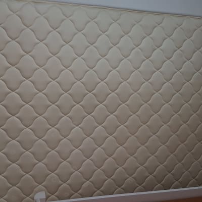 מזרן עומד בחדר, ללא סימני ניקוי נראים