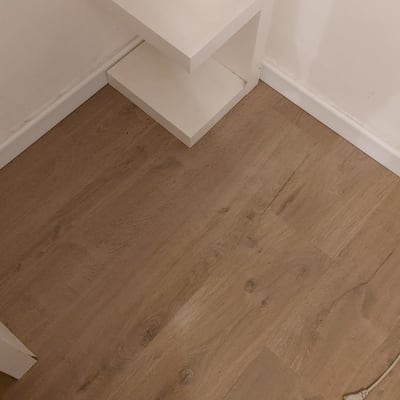 רצפת פרקט עץ חום עם שקע חשמל