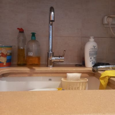 ברז מטבח עם כיור וסבון כלים