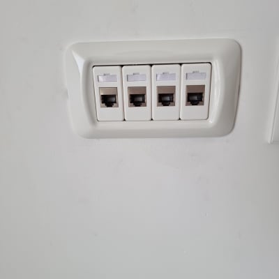 ארבעה שקעי רשת בקיר לבן