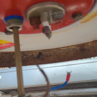 חיבורים וצינורות בתחתית דוד שמש