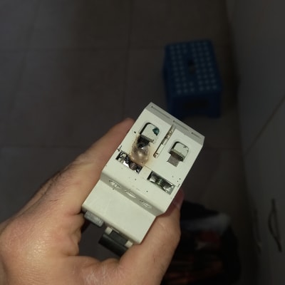 תקע חשמלי שרוף עם סימני נזק