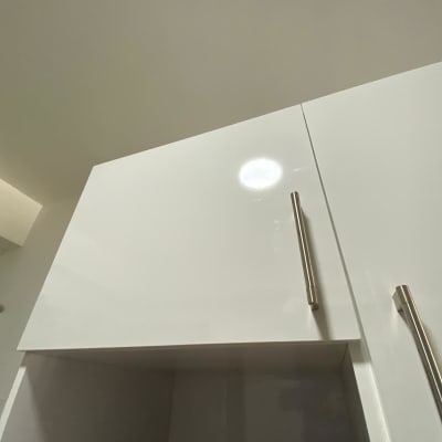 ארונות מטבח לבנים עם ידיות מתכת