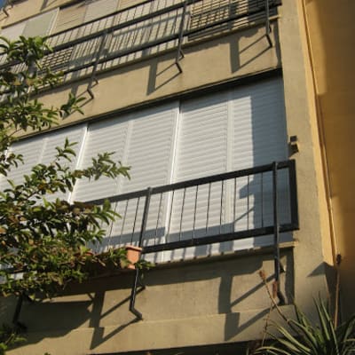 חלונות אלומיניום עם תריסים במרפסת בניין