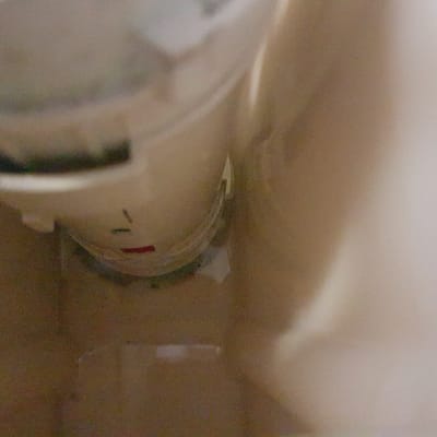 מנגנון פלסטיק בתוך מיכל שירותים