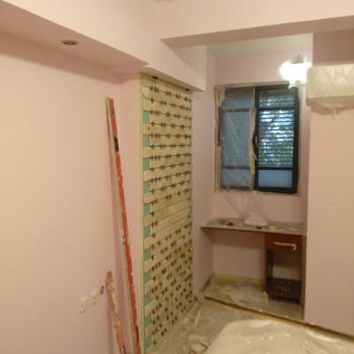 קיר צבוע ורוד עם כלי עבודה לצביעה