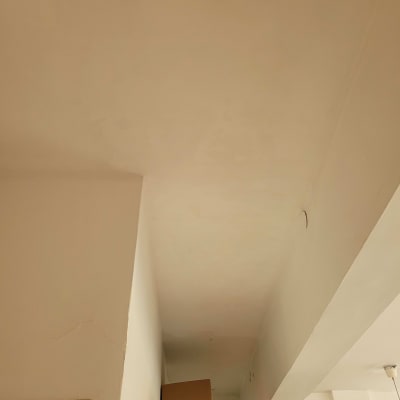 תקרה וקירות צבועים בלבן עם קופסה על ארון