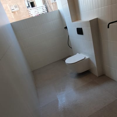 חדר אמבטיה עם קירות ורצפה נקיים