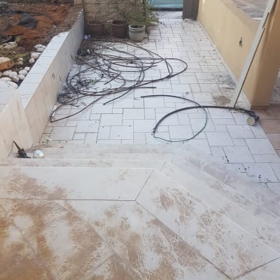 חוטים מפוזרים על רצפת אבן באתר בנייה