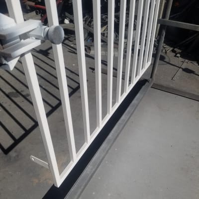 מסגרת מתכת לבנה עם מוטות אנכיים