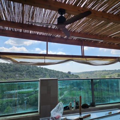 רשת נגד יונים מותקנת על מרפסת עם נוף הררי