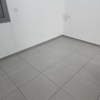 רצפה נקייה עם אריחים אפורים בחדר ריק