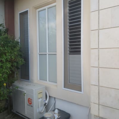 חלונות אלומיניום עם מסגרות לבנות