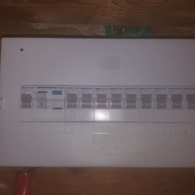 לוח חשמל עם מפסקים ומתגים