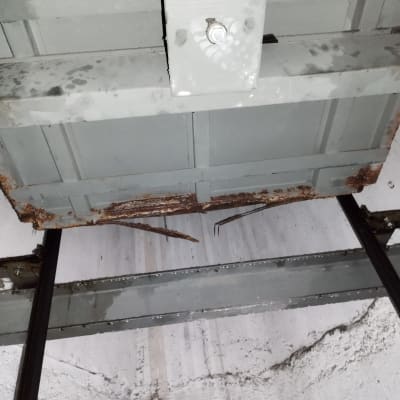 מסגרת מתכת חלודה עם ברגים ותמיכה