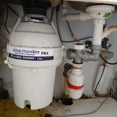 מערכת צינורות מתחת לכיור עם טוחן אשפה