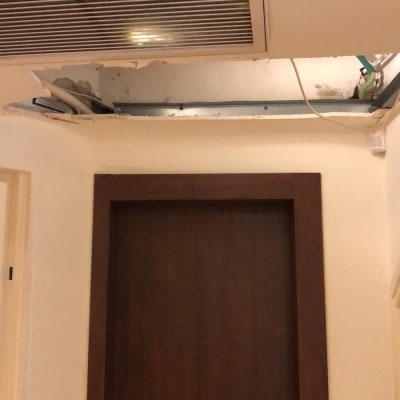 תקרה פתוחה עם צינורות וגבס חשוף