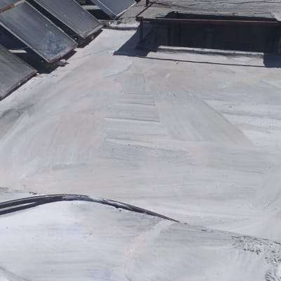 גג אטום עם חומר איטום לבן