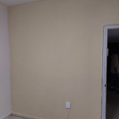 קיר צבוע בצבע בז