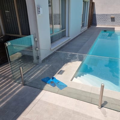 גדר זכוכית ליד בריכת שחייה