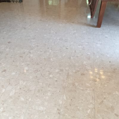 רצפה נקייה ומבריקה עם רפלקציה של אור