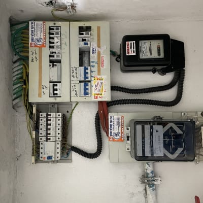 לוח חשמל עם מפסקים וחוטים צבעוניים