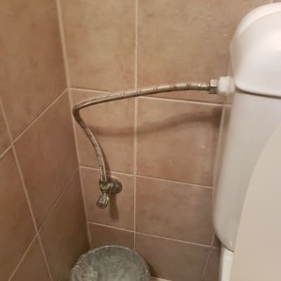 צינור מים מחובר לניאגרה בשירותים