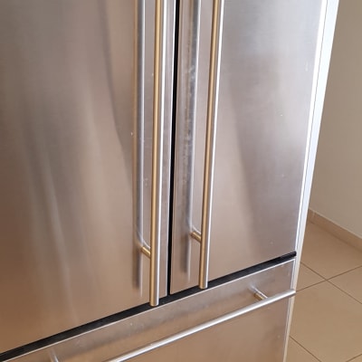 מקרר נירוסטה עם דלתות כפולות וידיות ארוכות