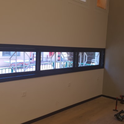 חלון אלומיניום מלבני עם מסגרת כהה