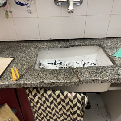 כיור מטבח מפורק עם כלים לתיקון