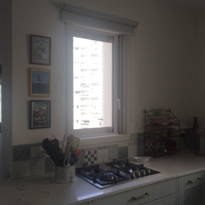 מטבח עם כיריים מאלומיניום על השיש