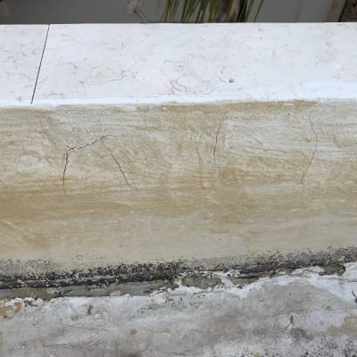 קיר עם סדקים ותפרים, זקוק לאיטום