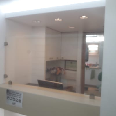 זכוכית מחיצה עם תפסים מתכתיים במשרד