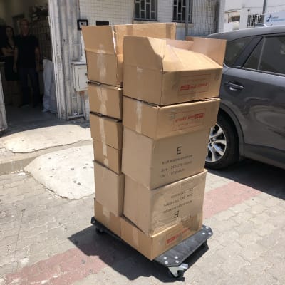 קופסאות קרטון על עגלה ניידת ברחוב