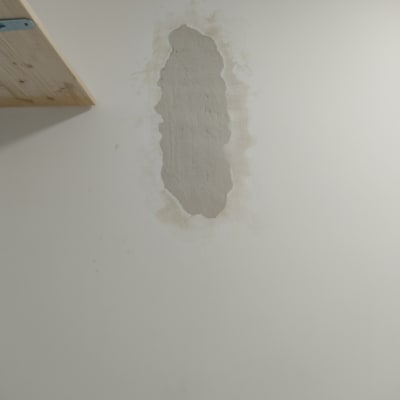 קיר עם תיקון טיח חשוף