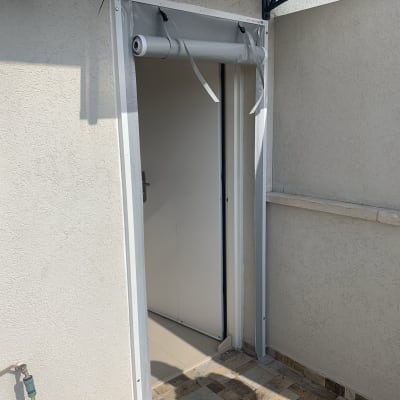 סוכך מגולגל מעל דלת כניסה חיצונית