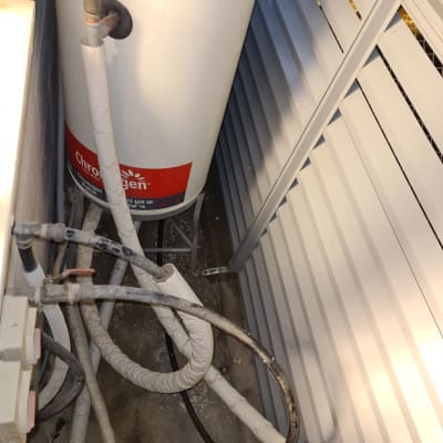 דוד שמש עם צינורות מחוברים ומבודדים