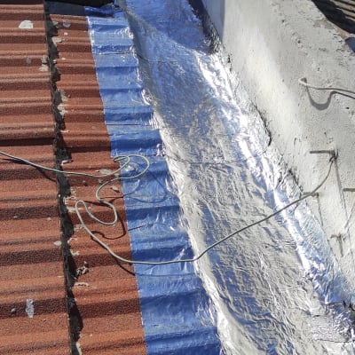 עבודת איטום גג עם יריעות אלומיניום