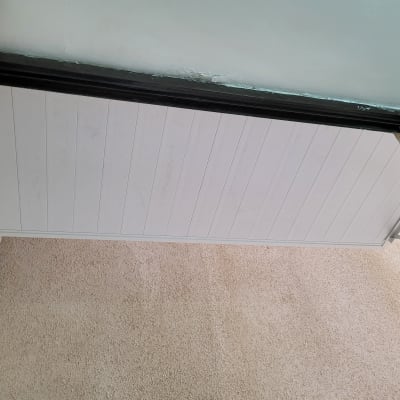 מסגרת אלומיניום שחורה עם לוחות לבנים