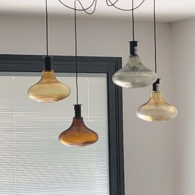 מנורות תלויות עם חוטים מחוברות לתקרה