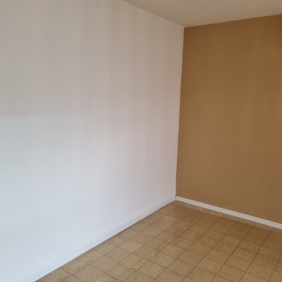 קיר צבוע בלבן וחום עם מזגן עליון