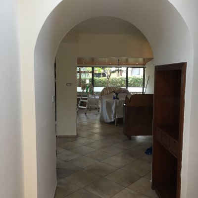 סולם וחפצים מכוסים לקראת צביעה בחדר