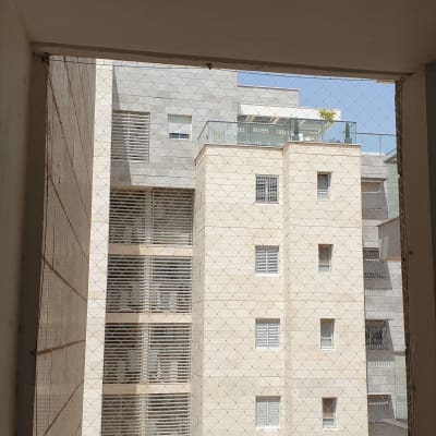 רשת למניעת כניסת יונים במרפסת בניין