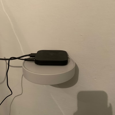 מדף עגול עם מכשיר שחור וכבלים מחוברים