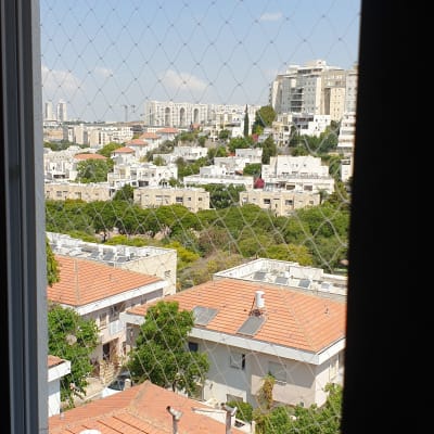 רשת מגן על חלון למניעת כניסת יונים