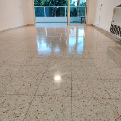 רצפה נקייה ומבריקה בחדר ריק עם חלון גדול