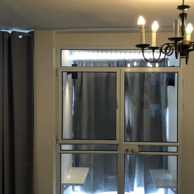 דלת אלומיניום עם חלונות זכוכית וידית כסופה