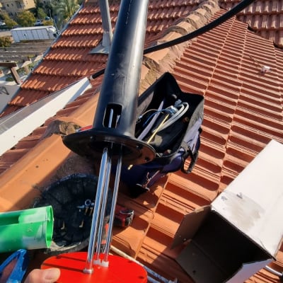 התקנת דוד שמש על גג רעפים עם כלים וחלקים