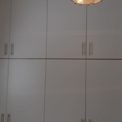 ארון קיר עם דלתות לבנות וידיות מתכת